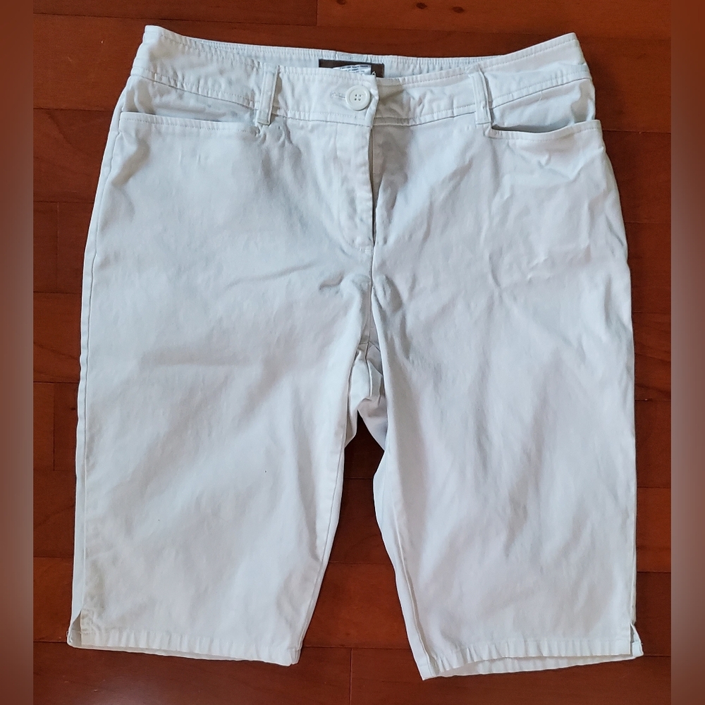 Tribella Petite White Knee-Length Shorts Size 6P